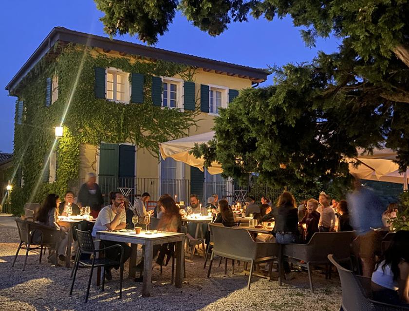 Cena all'aperto con vista panoramica sulla città, sotto un ombrellone.